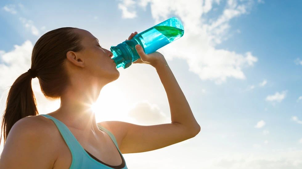 7 Señales de que no estás bebiendo suficiente agua